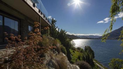 Kohanga Luxury Lakeside Villa by Amazing Accom - image 1