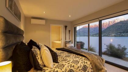 Kohanga Luxury Lakeside Villa by Amazing Accom - image 10