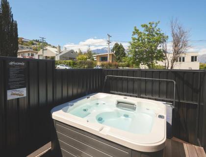 Central Spa Escape - Queenstown Apartment F2 - image 11