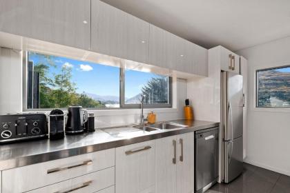 Queenstown Lakefront Dream 4 Bed - image 12