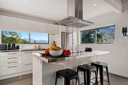 Queenstown Lakefront Dream 4 Bed - image 13