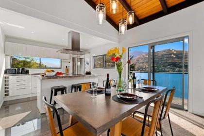 Queenstown Lakefront Dream 4 Bed - image 14