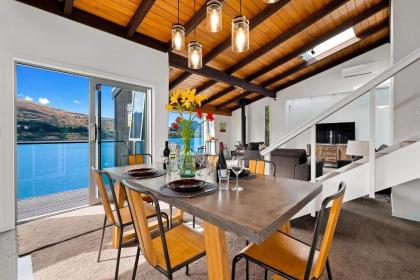 Queenstown Lakefront Dream 4 Bed - image 15