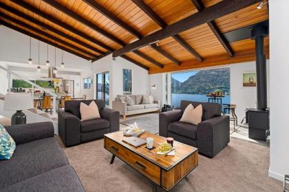 Queenstown Lakefront Dream 4 Bed - image 17