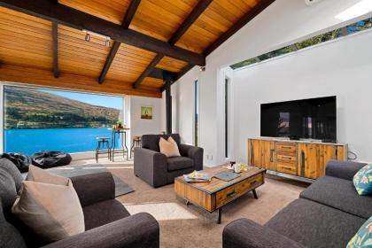 Queenstown Lakefront Dream 4 Bed - image 19