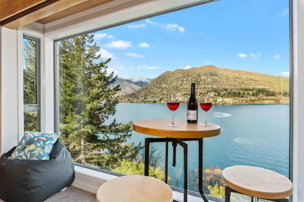 Queenstown Lakefront Dream 4 Bed - image 3