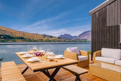 Queenstown Lakefront Dream 4 Bed - image 8