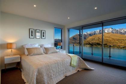 Bel Lago - every room with a lake view - image 9