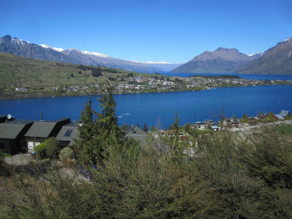 Fantail on Goldleaf - Queenstown Holiday Home - main image