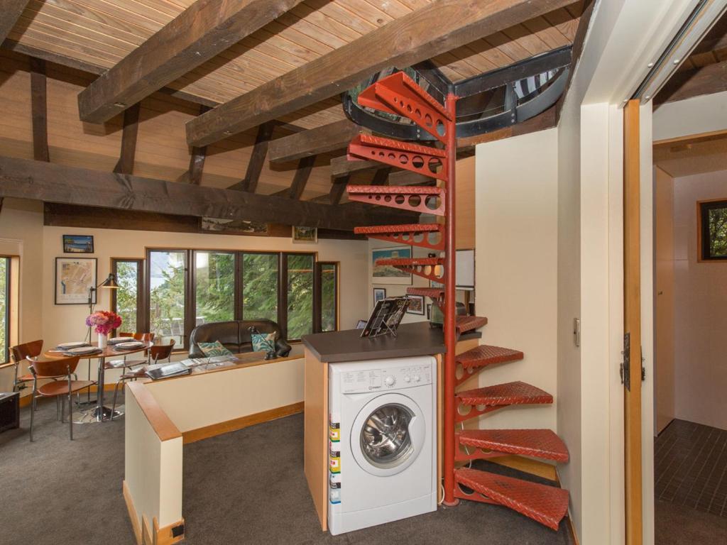 Crows Nest - Queenstown Holiday Home - image 7