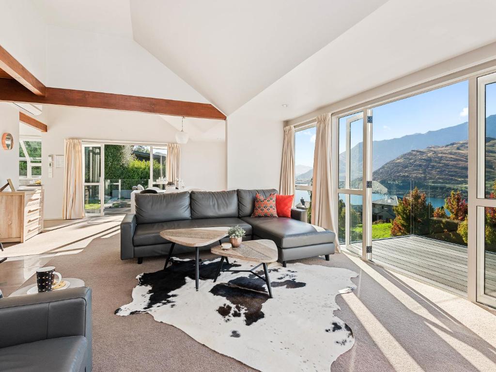 Wakatipu Views - Queenstown Holiday Home - main image