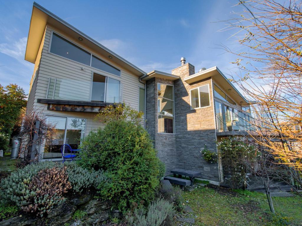 Lake Views on Yewlett - Queenstown Holiday Home - image 7