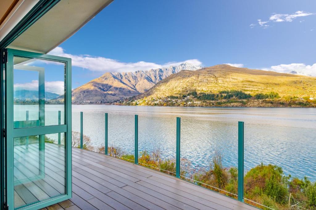 Huge Lakefront Delight - Queenstown Holiday Home - main image