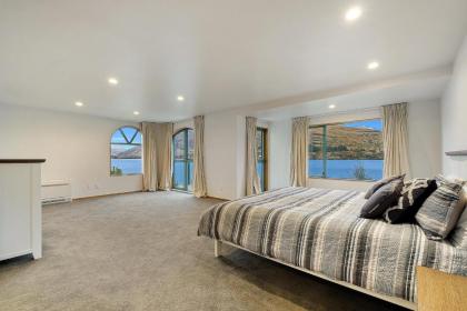 Huge Lakefront Delight - Queenstown Holiday Home - image 10