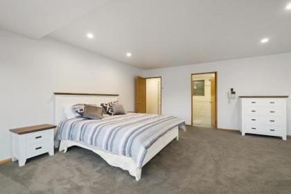 Huge Lakefront Delight - Queenstown Holiday Home - image 11