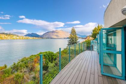 Huge Lakefront Delight - Queenstown Holiday Home - image 15