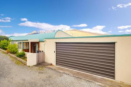 Huge Lakefront Delight - Queenstown Holiday Home - image 16