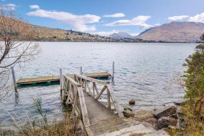 Huge Lakefront Delight - Queenstown Holiday Home - image 19