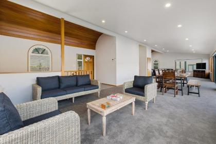 Huge Lakefront Delight - Queenstown Holiday Home - image 2