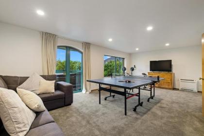 Huge Lakefront Delight - Queenstown Holiday Home - image 3