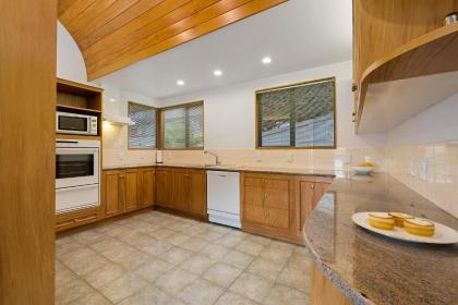 Huge Lakefront Delight - Queenstown Holiday Home - image 4