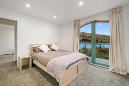 Huge Lakefront Delight - Queenstown Holiday Home - image 6