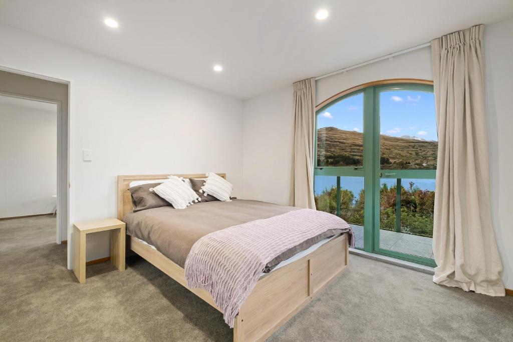 Huge Lakefront Delight - Queenstown Holiday Home - image 6