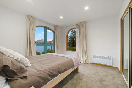 Huge Lakefront Delight - Queenstown Holiday Home - image 7