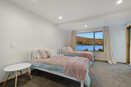 Huge Lakefront Delight - Queenstown Holiday Home - image 8