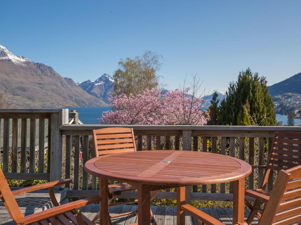 Central Southern Lakes - Queenstown Holiday Home - main image