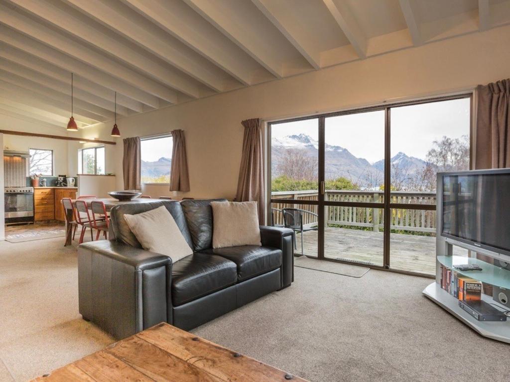 Central Southern Lakes - Queenstown Holiday Home - image 3