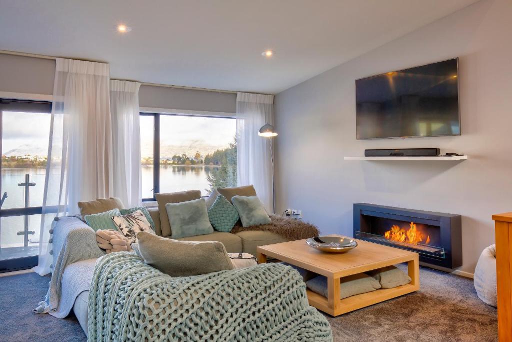 Central Water Views - Queentown Holiday Townhouse - image 6