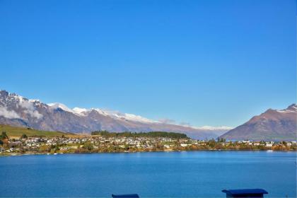 Central Water Views - Queentown Holiday Townhouse - image 9