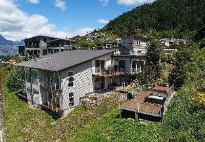 Highview Retreat - Huge holiday home in Queenstown - image 1