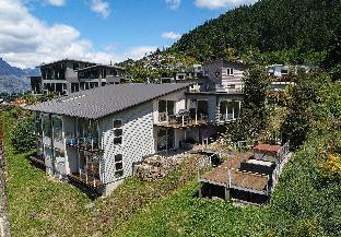 Highview Retreat - Huge holiday home in Queenstown - main image