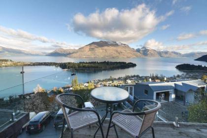 Modern 3 bedroom with stunning postcard views! - image 2