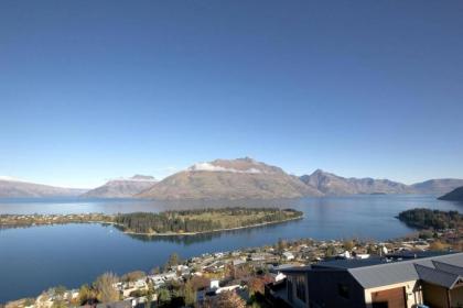 Modern 3 bedroom with stunning postcard views! - image 3