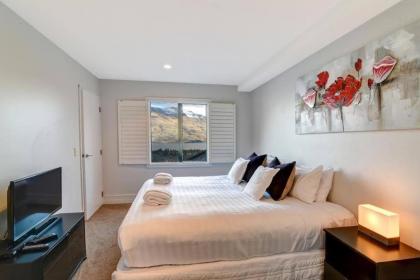 Modern 3 bedroom with stunning postcard views! - image 4