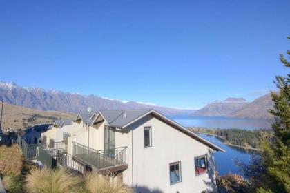 Modern 3 bedroom with stunning postcard views! - image 9