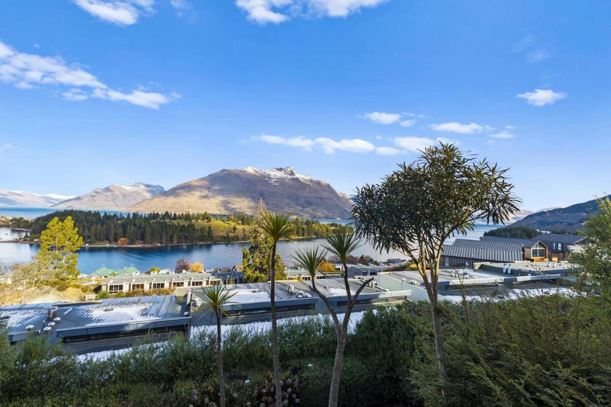 A Gem on Earnslaw - stunning views and walking distance to town - main image