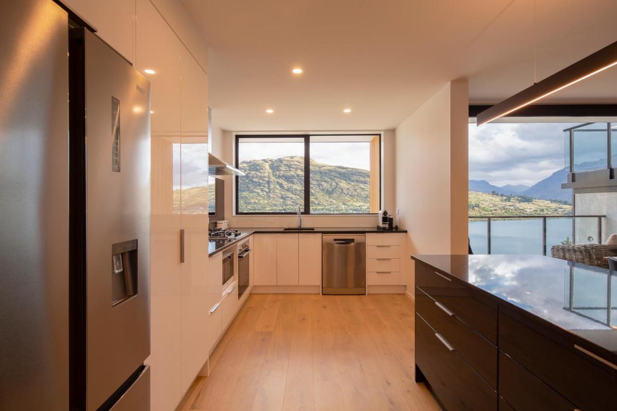 4 Bedroom Home with elevated views of Lake Wakatipu & The Remarkables - image 4