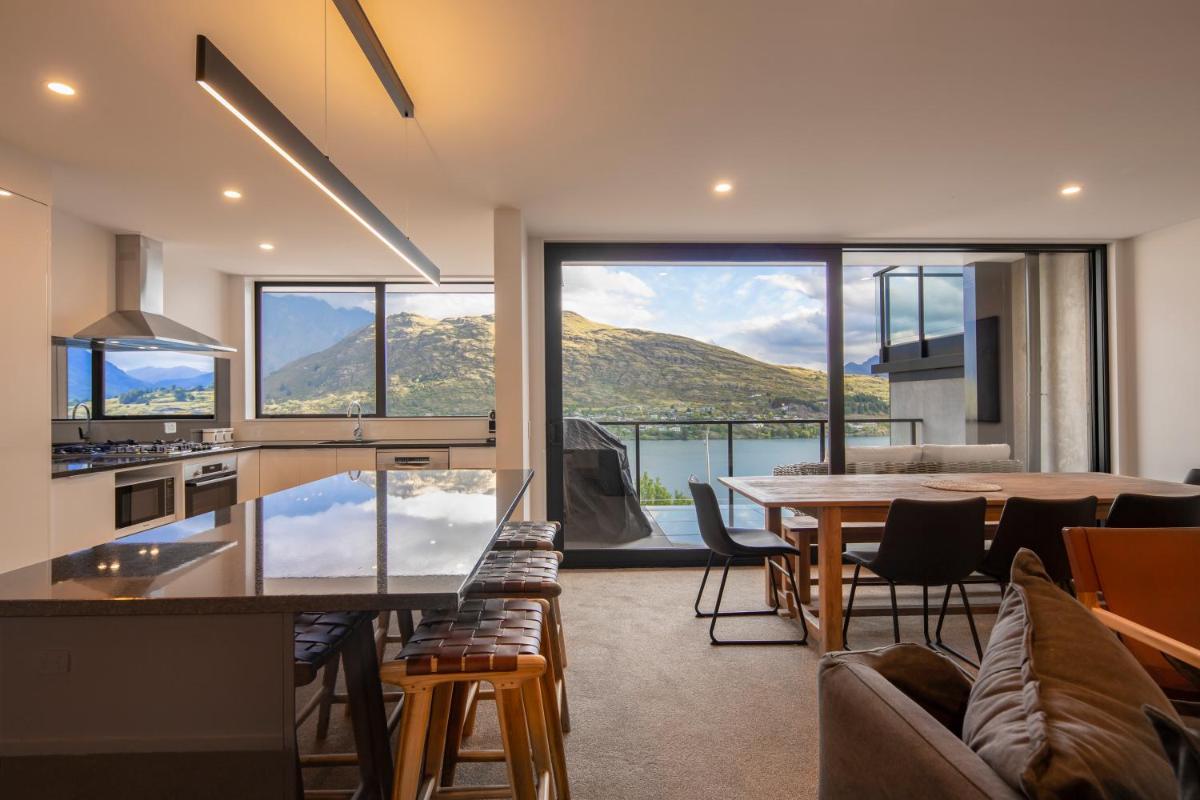 4 Bedroom Home with elevated views of Lake Wakatipu & The Remarkables - image 6