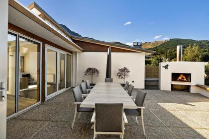 Whakata on Whitbourn - Luxury Retreat With Spa - image 10