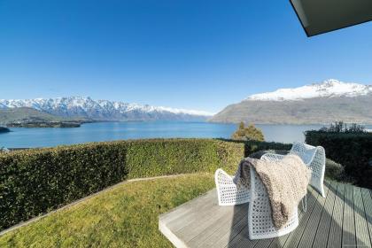 Whakata on Whitbourn - Luxury Retreat With Spa - image 12