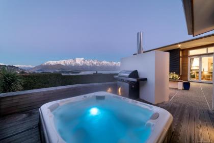 Whakata on Whitbourn - Luxury Retreat With Spa - image 16