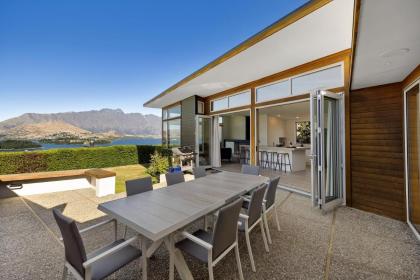 Whakata on Whitbourn - Luxury Retreat With Spa - image 9