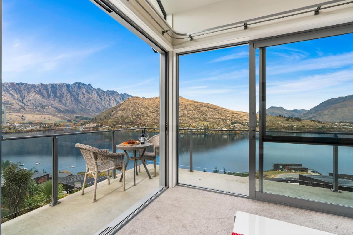 Lakeview Retreat - Queenstown Holiday Home - image 4