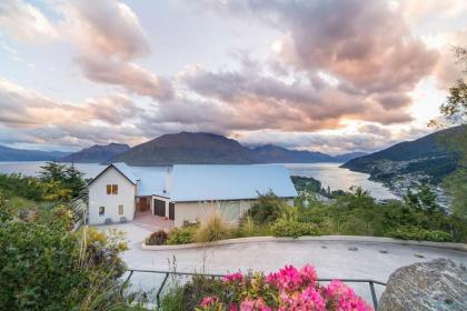 Nyumbani - Elevated Lake and Mountain Views