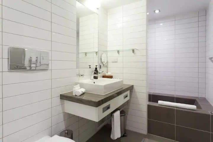 Stunning Lakeview 1 Bedroom Apartment - image 2