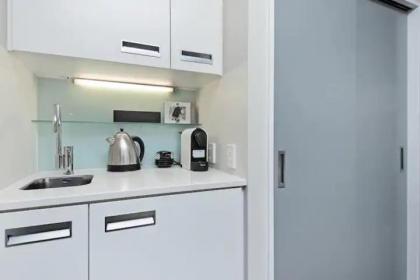 Stunning Lakeview 2 Bedroom Apartment - image 13